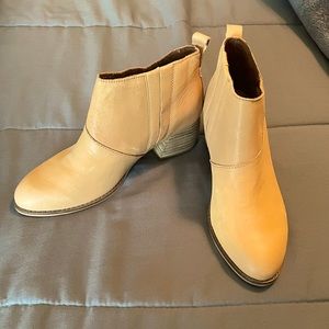 Toms- 6.5 ankle booties. Beige/neutral tone!